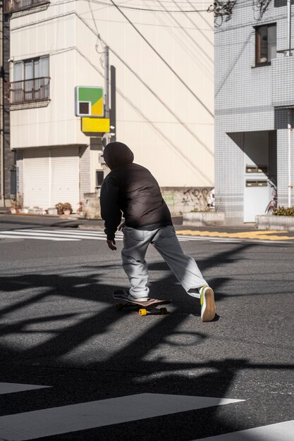 日本でスケートボードをする若者