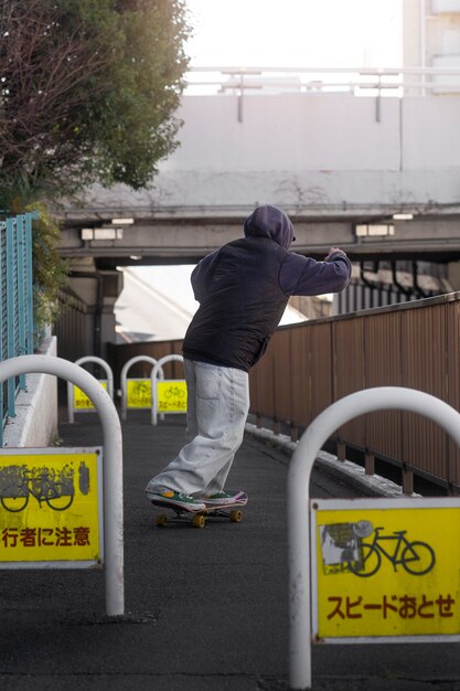 日本でスケートボードをする若者