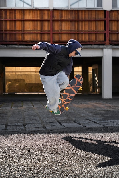 일본에서 스케이트보드를 타는 젊은이들