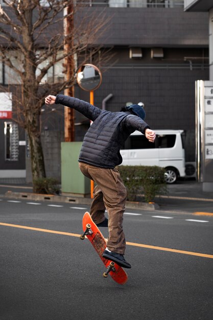 日本でスケートボードをする若者