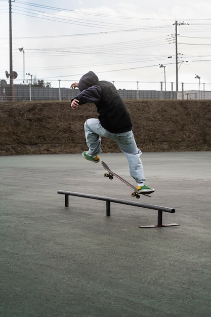 Free photo young people skateboarding in japan