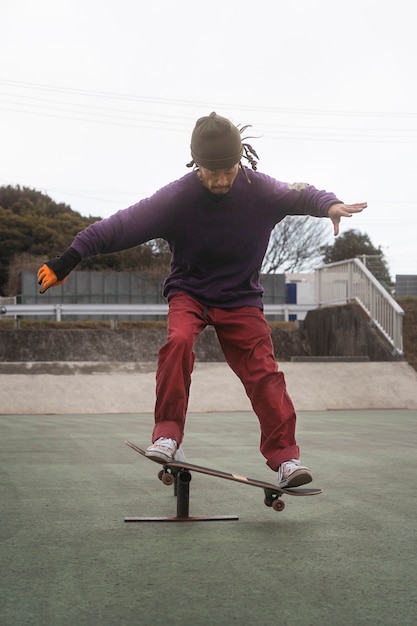 Free photo young people skateboarding in japan