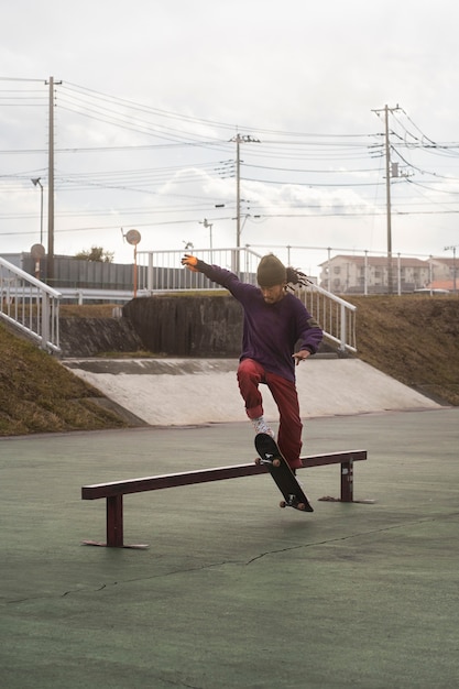 Foto gratuita giovani che fanno skateboard in giappone