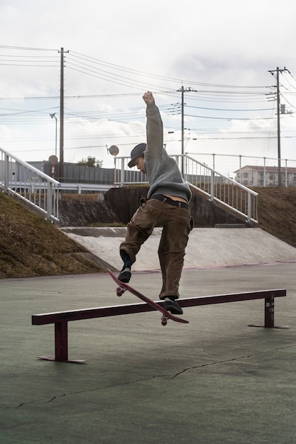 Free photo young people skateboarding in japan