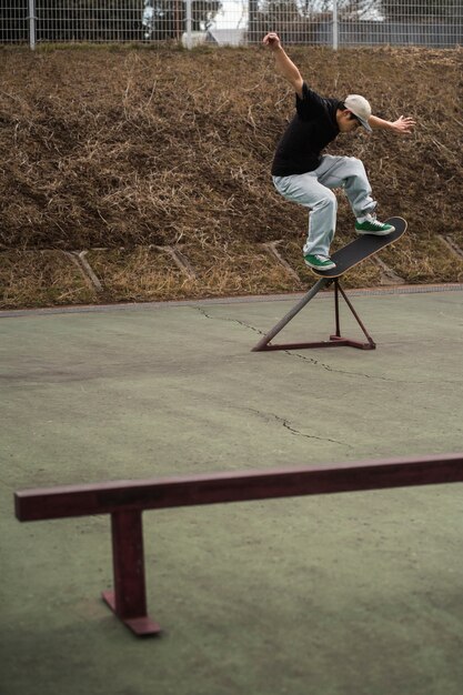 Free photo young people skateboarding in japan