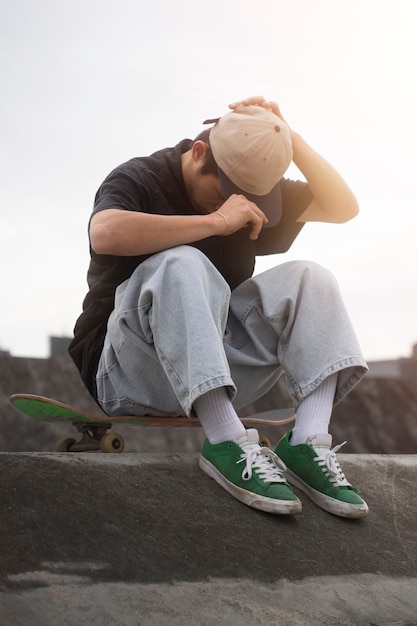 Foto gratuita giovani che fanno skateboard in giappone