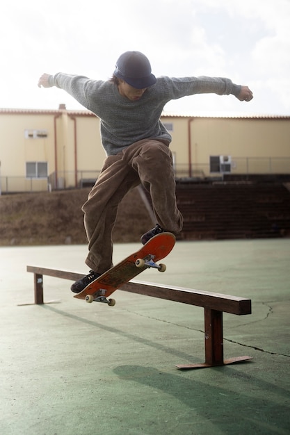 Foto gratuita giovani che fanno skateboard in giappone