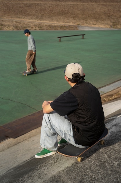 Free photo young people skateboarding in japan