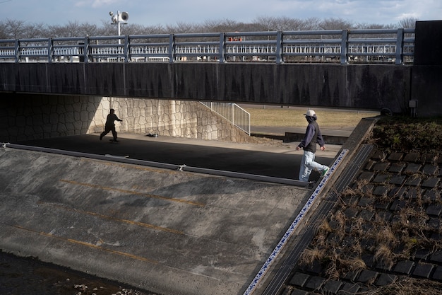 Free photo young people skateboarding in japan