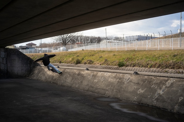 Free photo young people skateboarding in japan