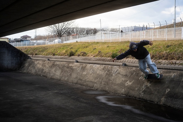 Free photo young people skateboarding in japan