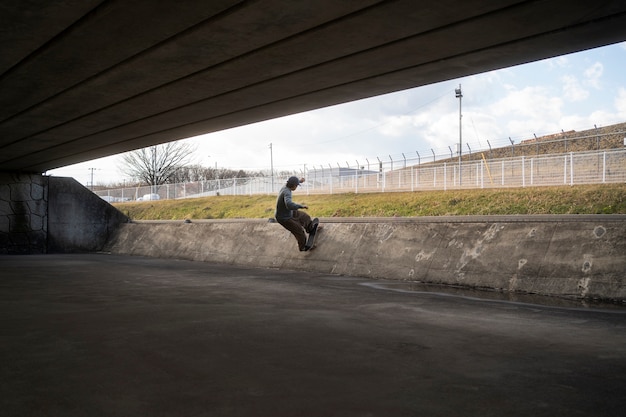 Free photo young people skateboarding in japan