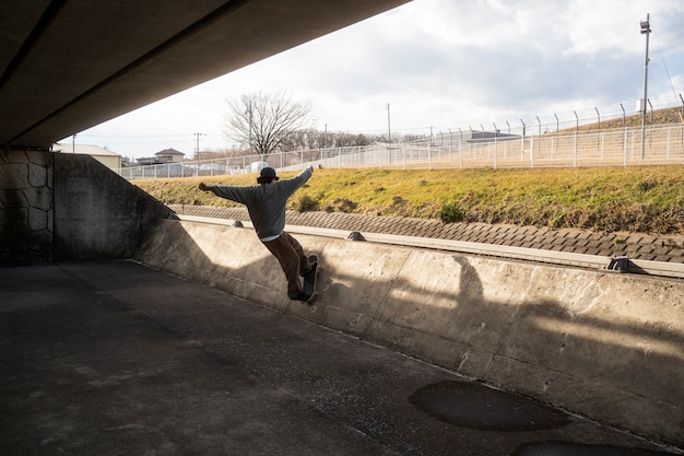 Free photo young people skateboarding in japan