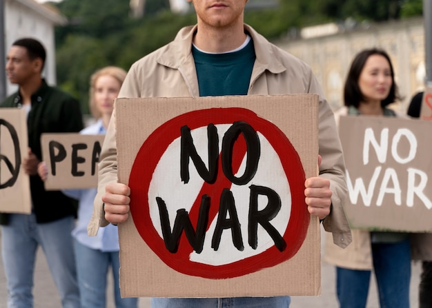 I giovani che partecipano alla protesta contro la guerra