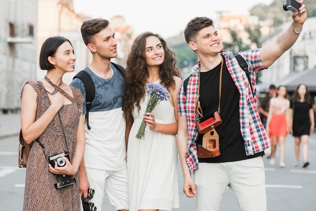 Foto gratuita giovani che prendono selfie sulla fotocamera