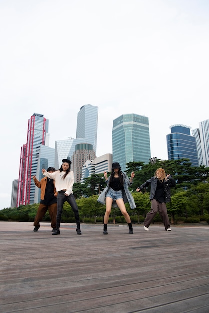 Giovani nella scena urbana con un'estetica k-pop
