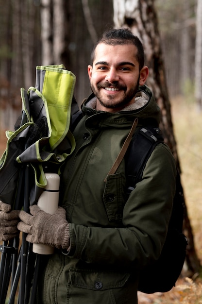 Foto gratuita giovane che si gode il campeggio invernale