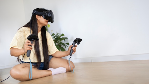 vr 안경으로 비디오 게임을 하는 젊은 사람