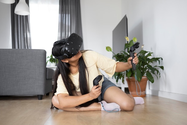 Giovane che gioca ai videogiochi con gli occhiali vr