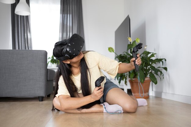 vr 안경으로 비디오 게임을 하는 젊은 사람