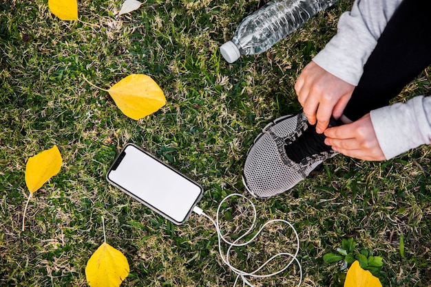 Free photo young person tying her sneakers