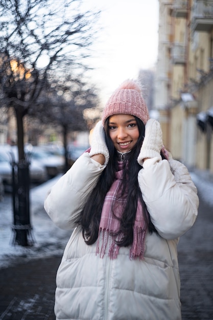 Foto gratuita giovane in inverno