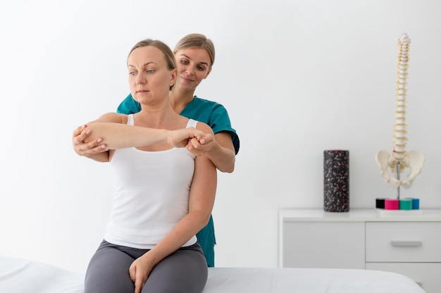 Молодой физиотерапевт помогает пациенту с проблемами спины