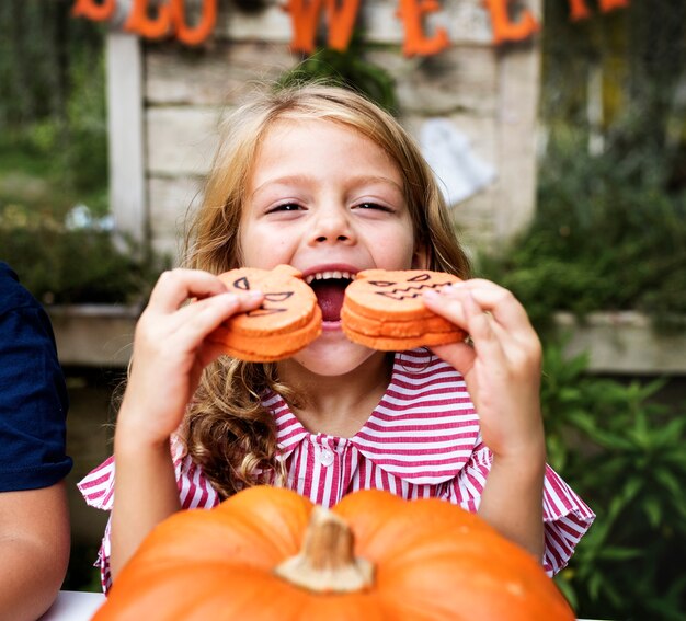 ハロウィンフェスティバルを楽しむ若い遊び心のある女の子