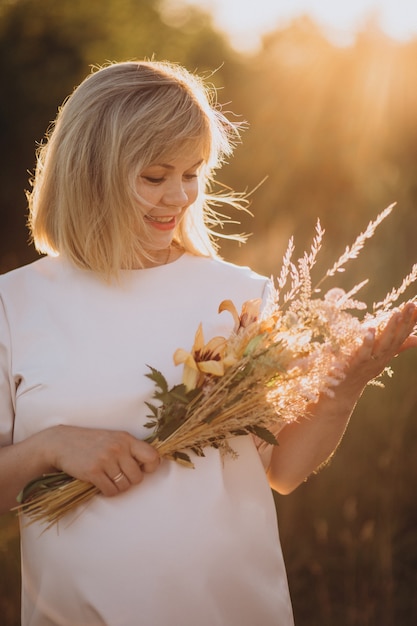 Foto gratuita giovane donna incinta nel parco