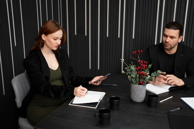 Foto gratuita giovane donna incinta al lavoro