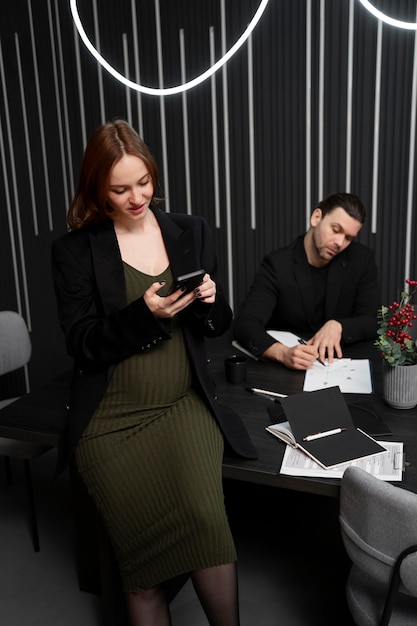 Free photo young pregnant woman at work