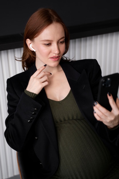 Молодая беременная женщина на работе