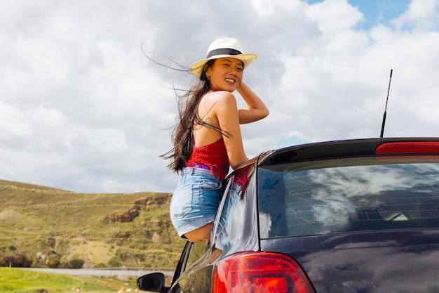 無料写真 車の窓の外の生活を愛する若いかなりアジアの女性