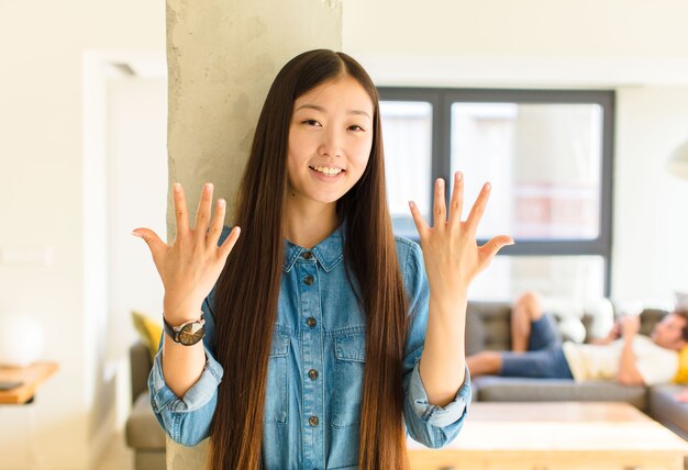 口と目を大きく開いて あごに手を置く若い女性 プレミアム写真 口と目を大きく開いて あごに手を置く若い女性 プレミアム写真