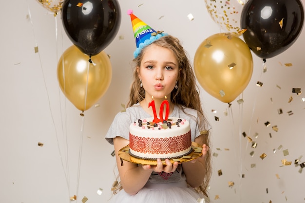 Giovane bella ragazza che celebra dieci anni di anniversario