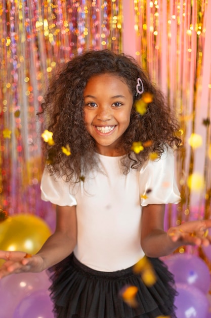 Giovane bella ragazza alla festa festiva