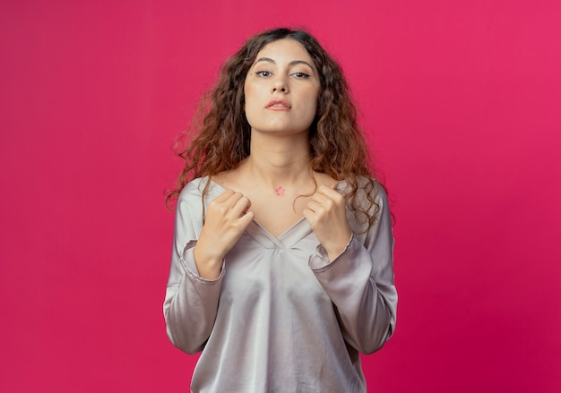 Giovane bella ragazza ha afferrato la camicia