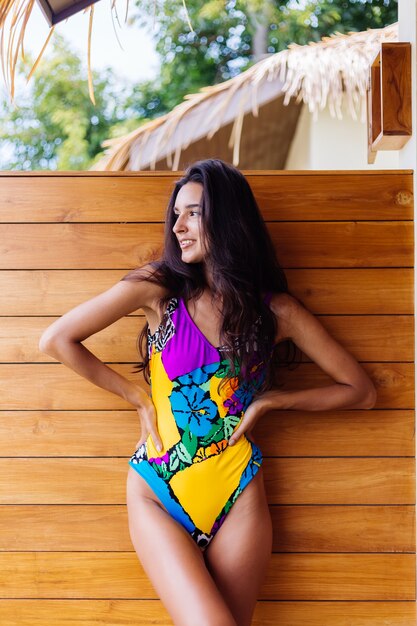 태국에서 휴가에 아름다운 하루를 즐기는 럭셔리 놀라운 호텔 빌라에서 화려한 수영복에 젊은 꽤 긍정적 인 행복 슬림 여자