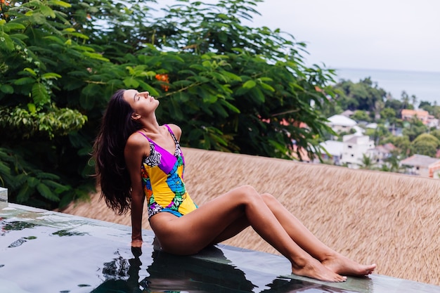 태국에서 휴가에 아름다운 하루를 즐기는 럭셔리 놀라운 호텔 빌라에서 화려한 수영복에 젊은 꽤 긍정적 인 행복 슬림 여자