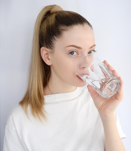 Молодая красивая женщина пьет воду Premium Фотографии