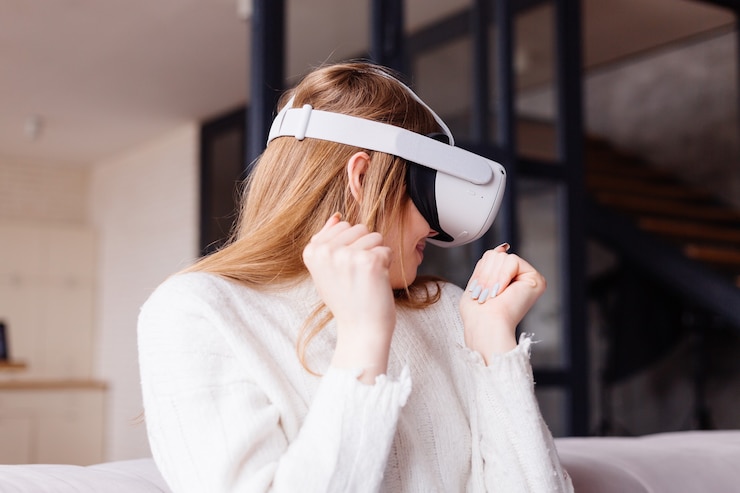 Бесплатный Фотография молодая красивая женщина дома играет в vr-игры в очках виртуальной реальности