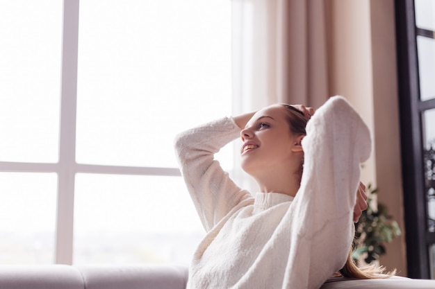 Foto gratuita giovane bella donna a casa