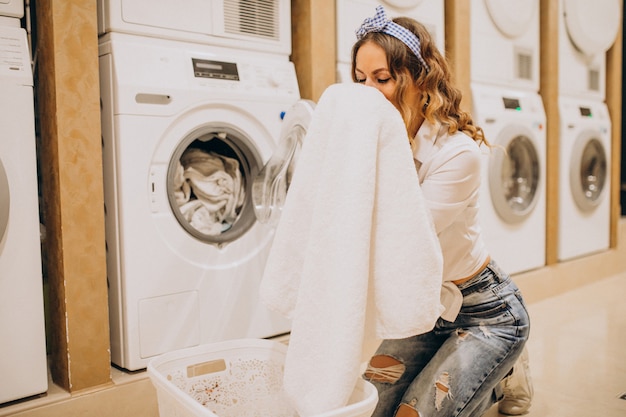 Free photo young pretty woman at a laundrette