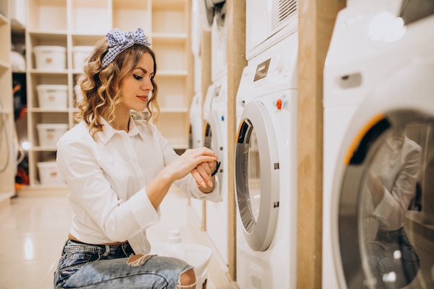 Free photo young pretty woman at a laundrette