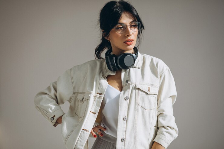 無料Photo ワイヤレスイヤホンで音楽を聴く若いきれいな女性