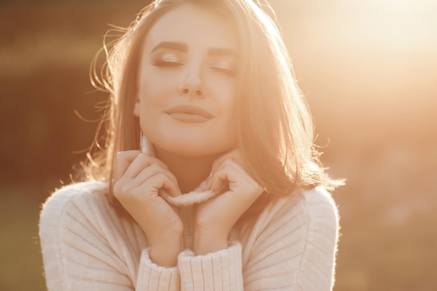 Foto gratuita giovane donna graziosa all'aperto