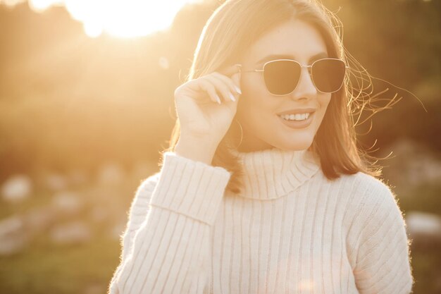 若いきれいな女性の屋外