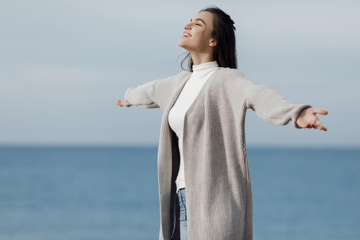 若いきれいな女性の肖像画屋外