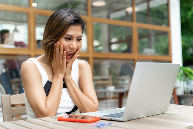 カフェで興奮を感じる若いきれいな女性