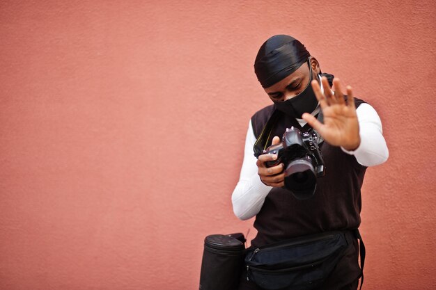 전문 장비를 갖춘 전문 카메라를 들고 있는 젊은 전문 아프리카계 미국인 비디오그래퍼